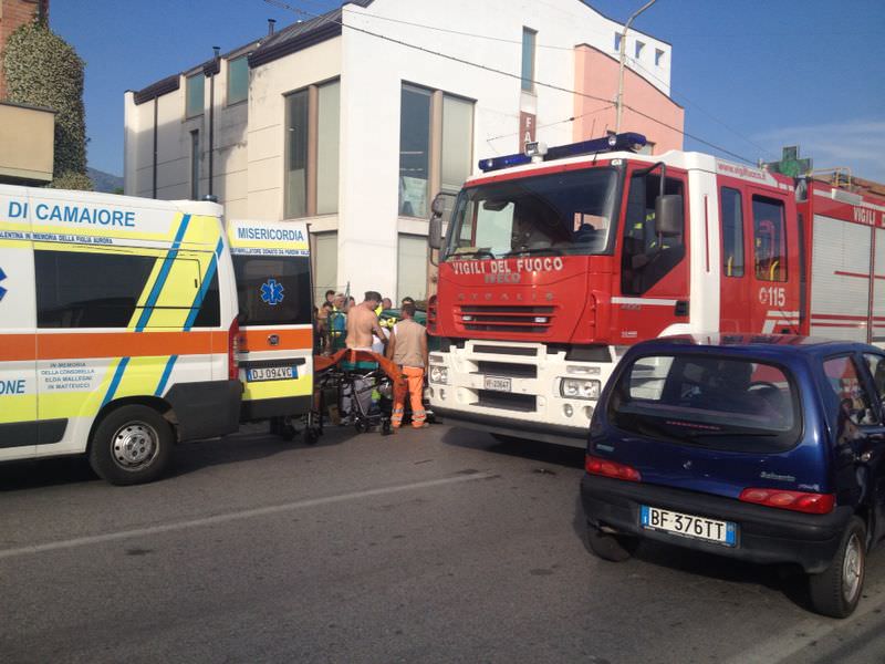 Incidente sulla Sarzanese, ferita una donna incastrata nell’abitacolo (le foto)