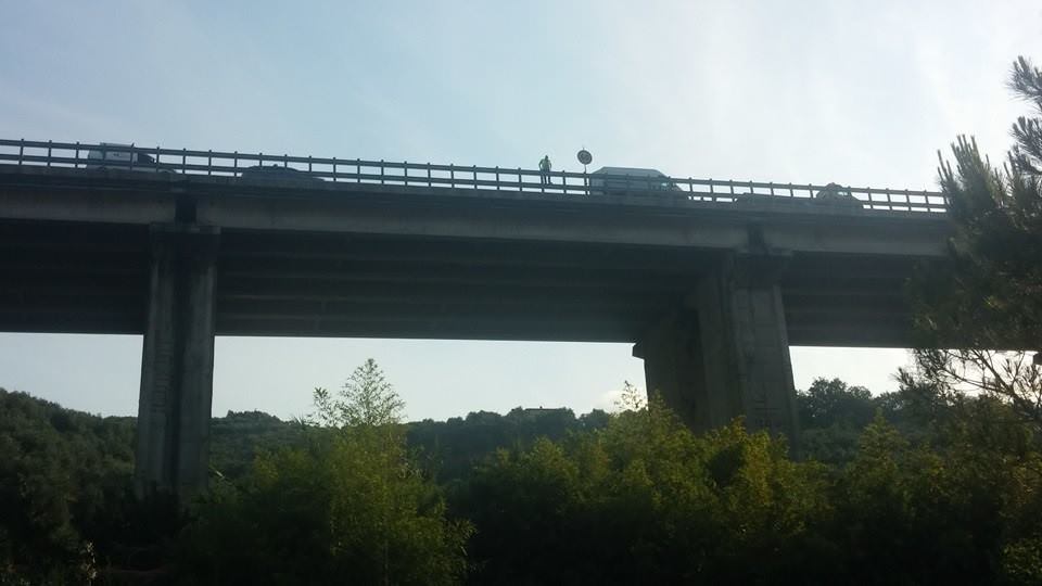 Si taglia le vene e si getta dal viadotto. Tragedia a Massarosa