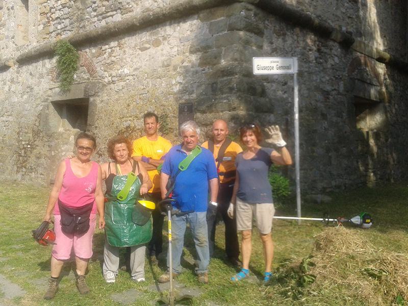 L’assessore Fruzza e la presidente di Sea Ambiente ripuliscono dai rifiuti la Torre Matilde