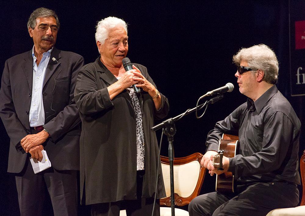 Successo al Teatro Comunale di Pietrasanta per l’ultimo appuntamento di Due voci e una chitarra