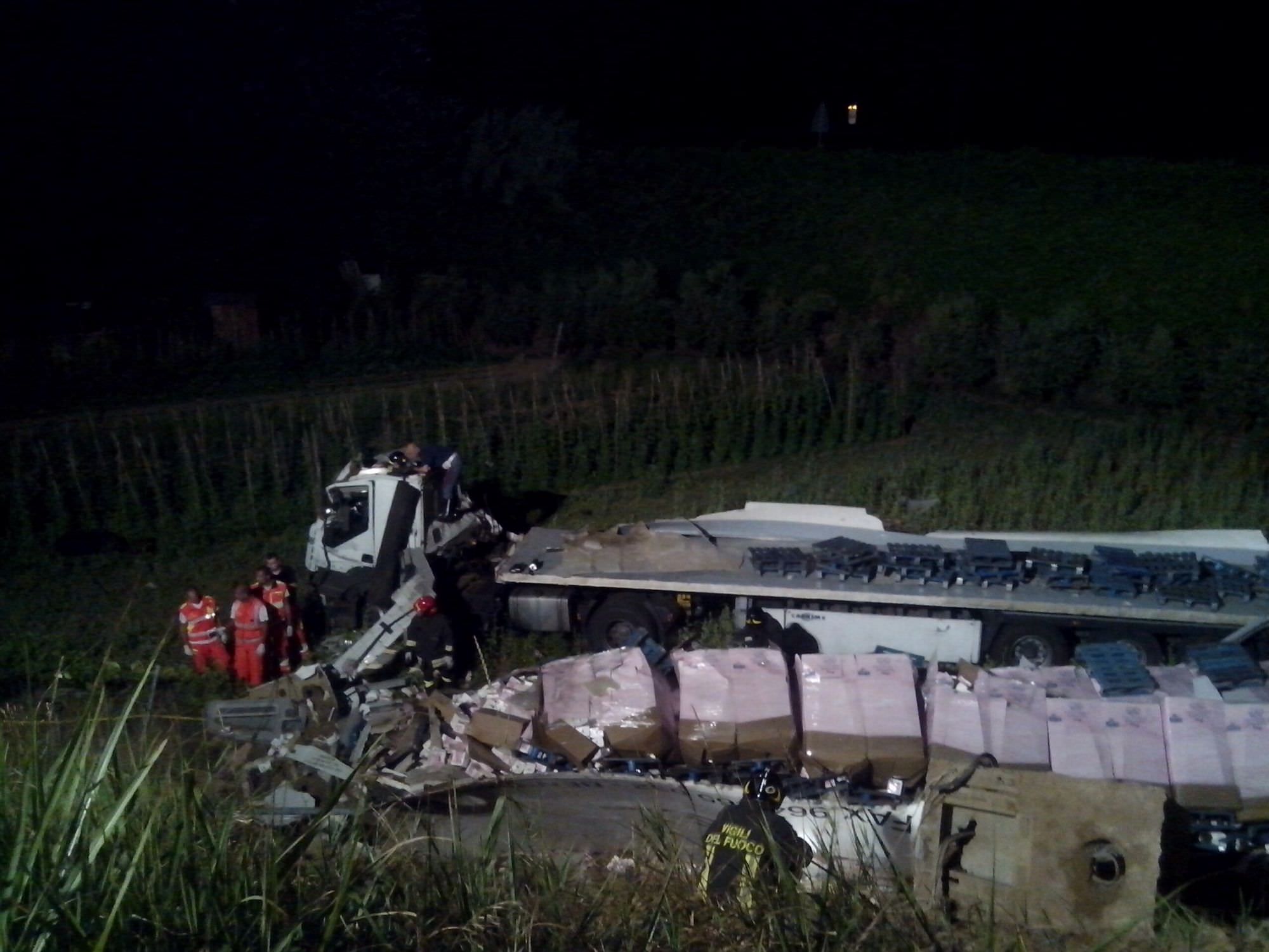 Precipita da 10 metri col camion: incidente mortale sull’autostrada