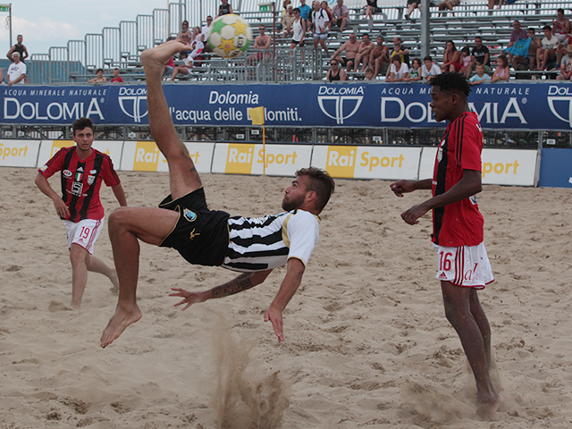 Beach soccer: Viareggio, zero feeling coi rigori. Il big match lo vince Milano