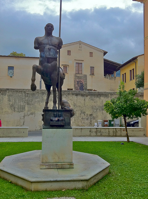 Danneggiata la statua “Il centauro” di Mitoraj