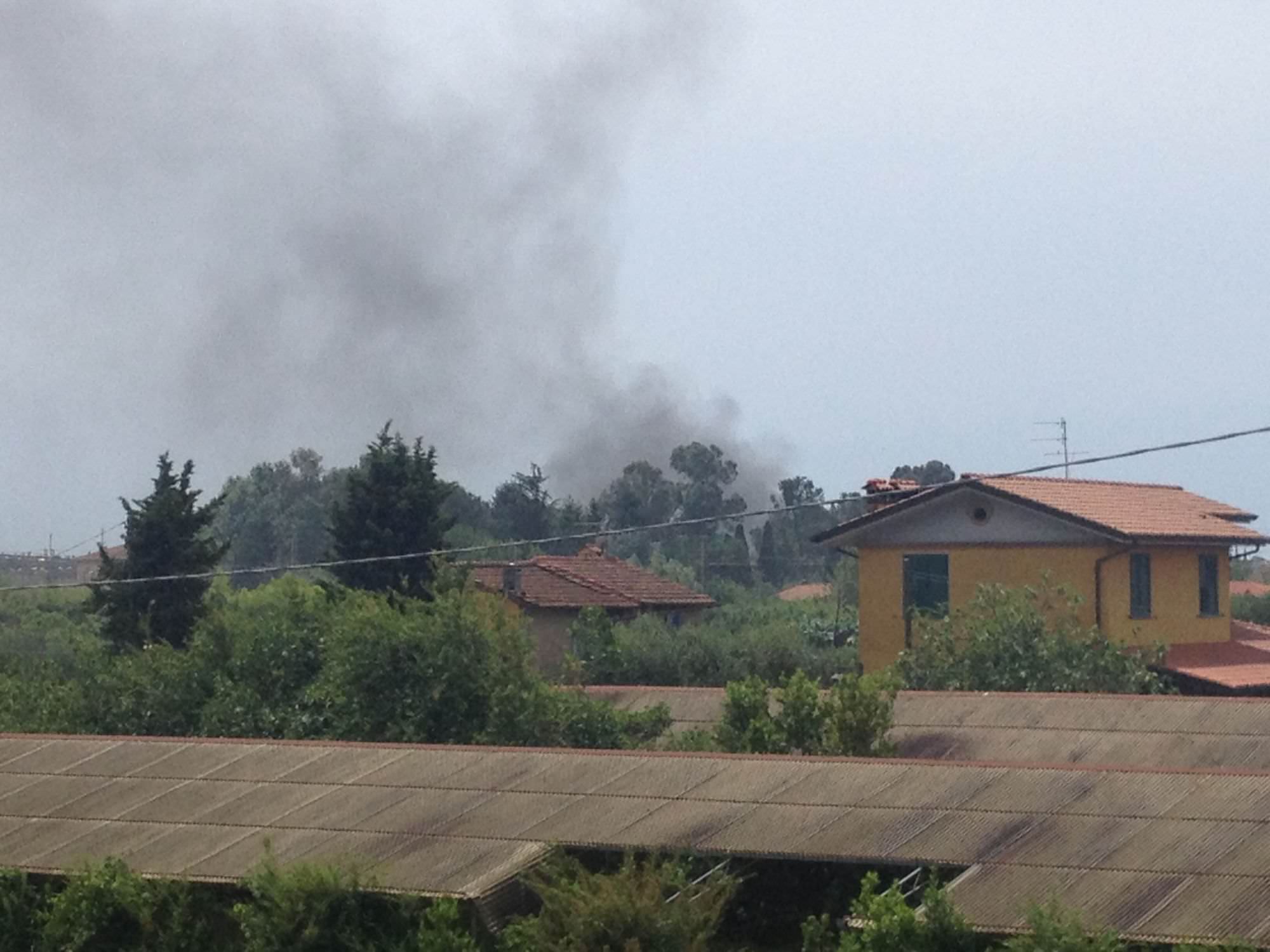 Tre automobili sotto sequestro vanno a fuoco nel piazzale di un’officina