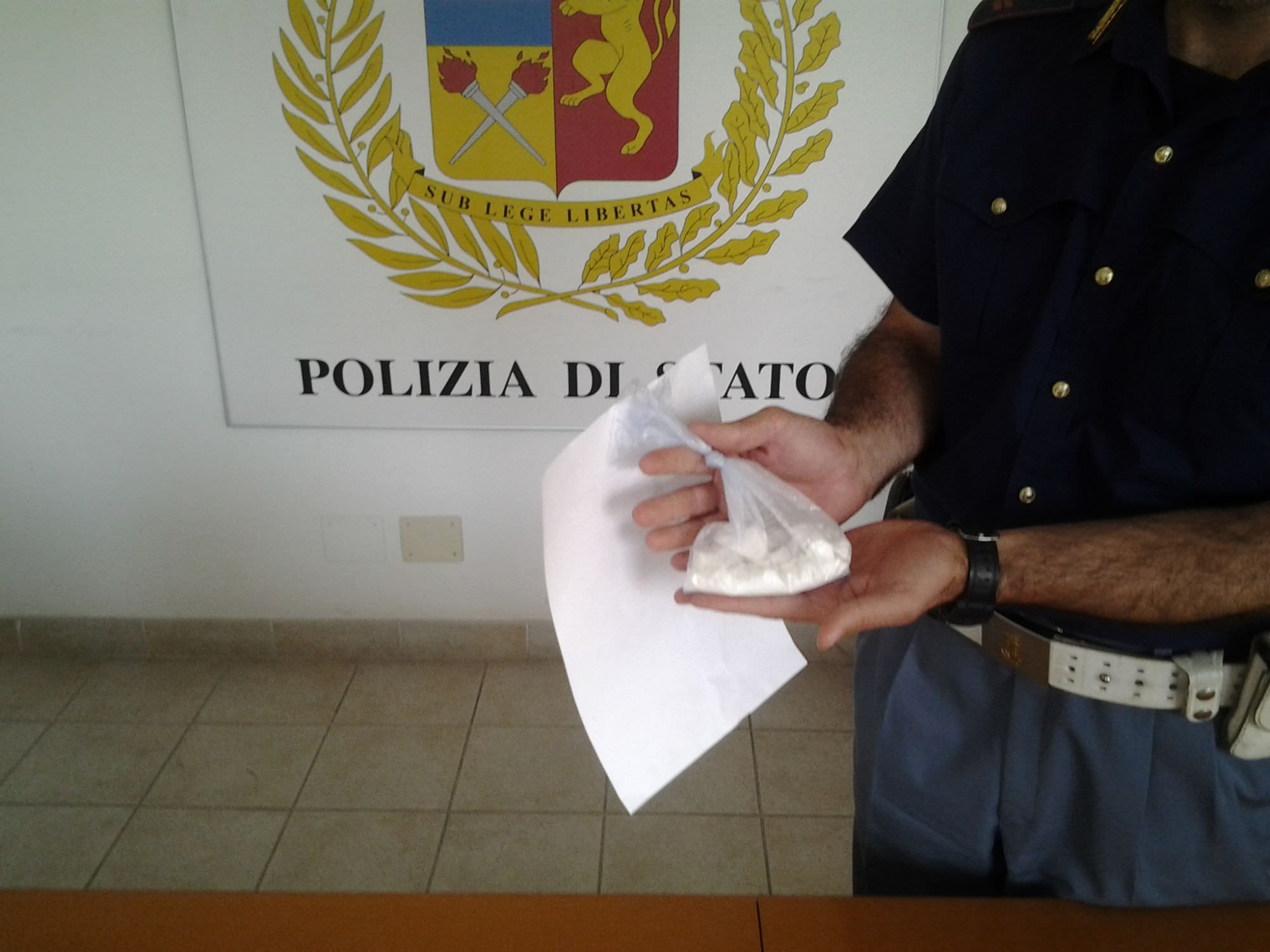 Spaccio, lo beccano con un etto di cocaina in auto