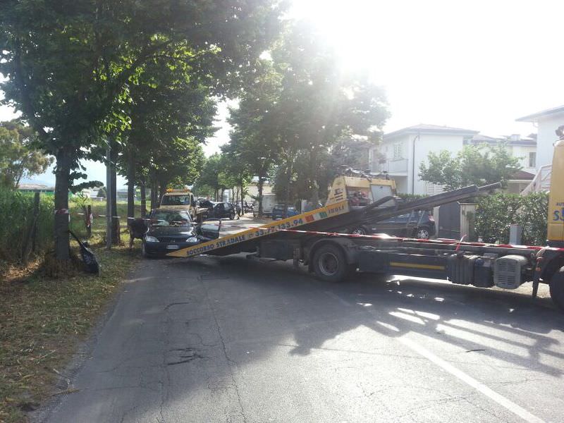 Incidente tra due auto sulla via Italica