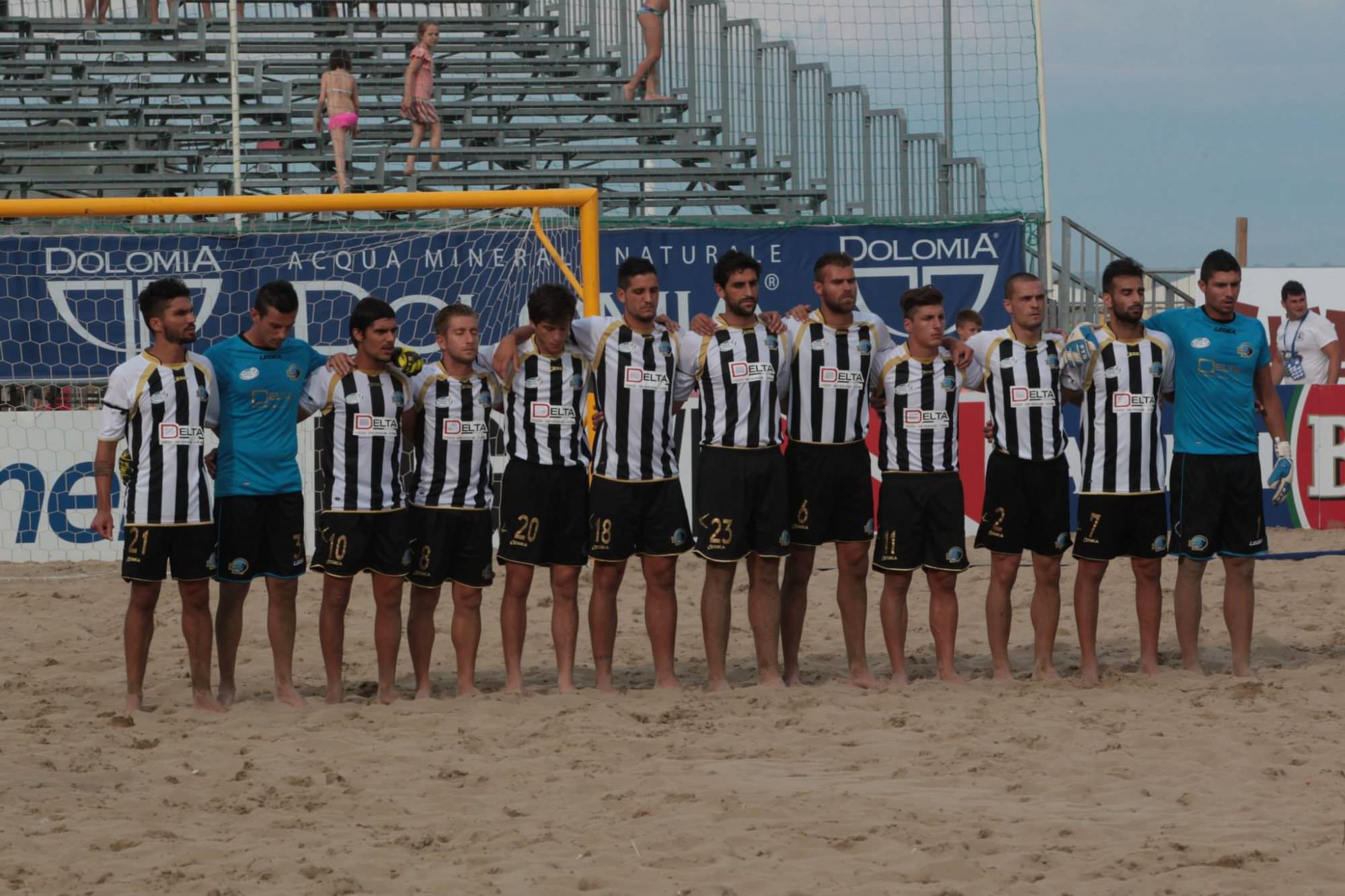 Il circus del beach soccer ricorda la strage: il Viareggio gioca col lutto al braccio