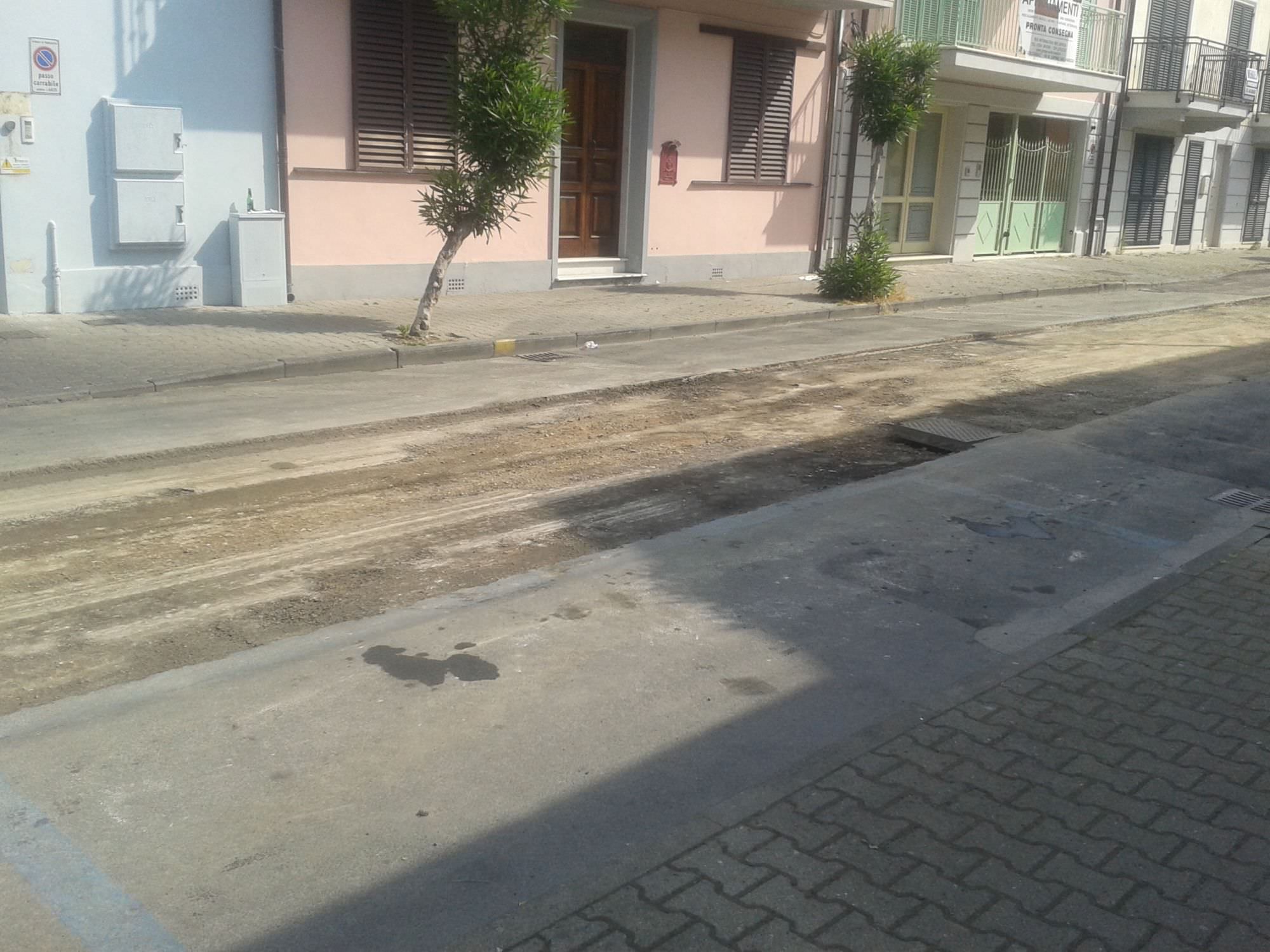 Diverse strade con buche e dislivelli a Viareggio