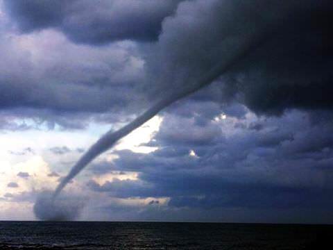 Maltempo, una piccola tromba d’aria lambisce Viareggio