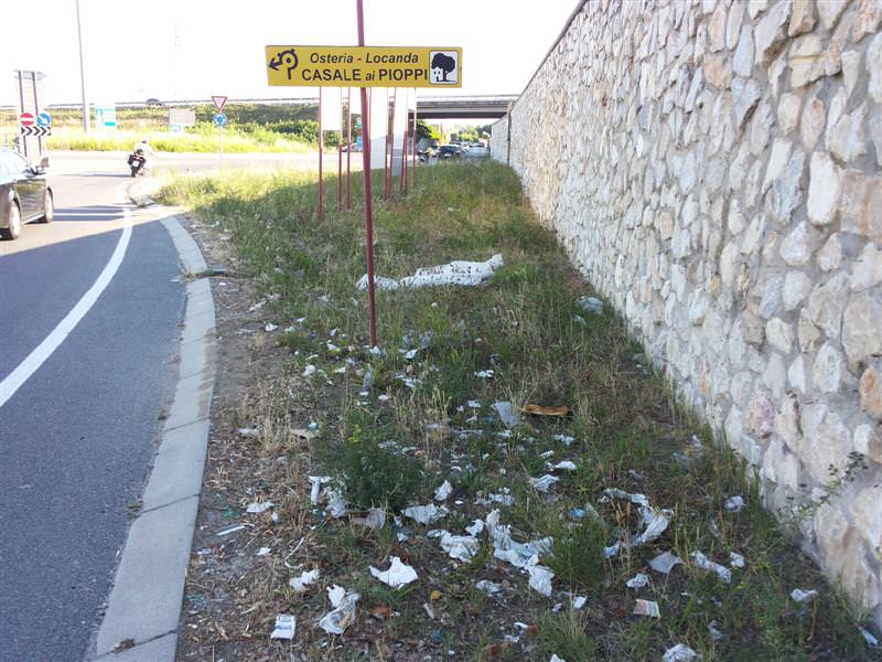 Rifiuti e sporcizia, la rotonda delle Bocchette in preda al degrado (Le foto)