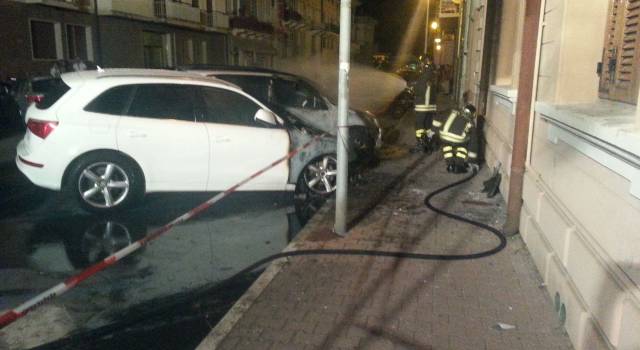 Distrutte dalle fiamme due auto a Viareggio: indagini dei carabinieri (le foto)