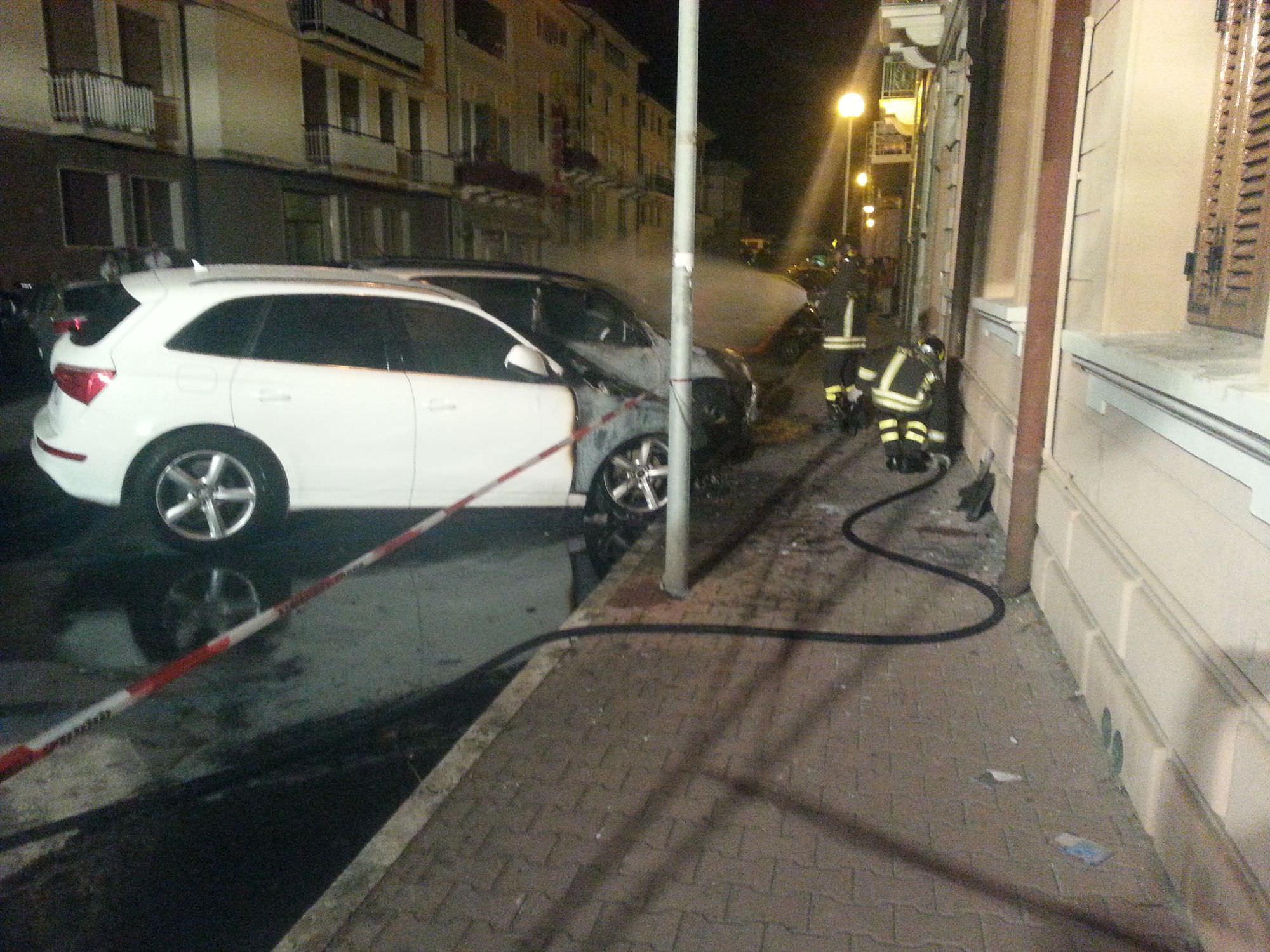 Distrutte dalle fiamme due auto a Viareggio: indagini dei carabinieri (le foto)