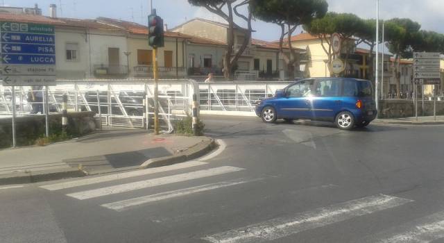 Ancora fermi i lavori per il ponte girante: proteste a Viareggio