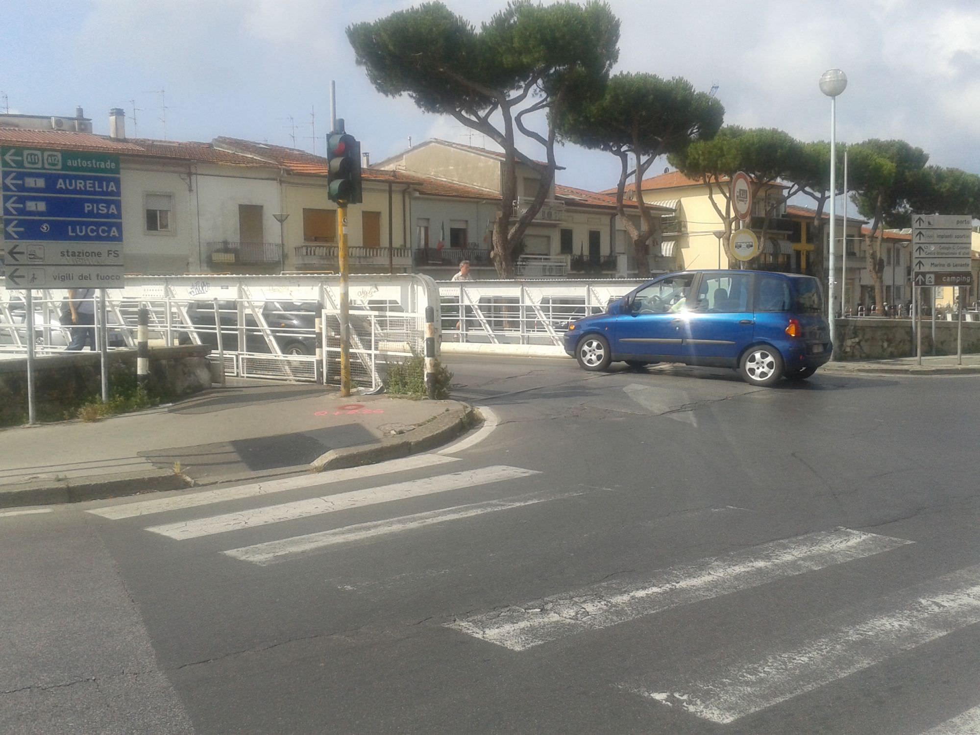 Ancora fermi i lavori per il ponte girante: proteste a Viareggio