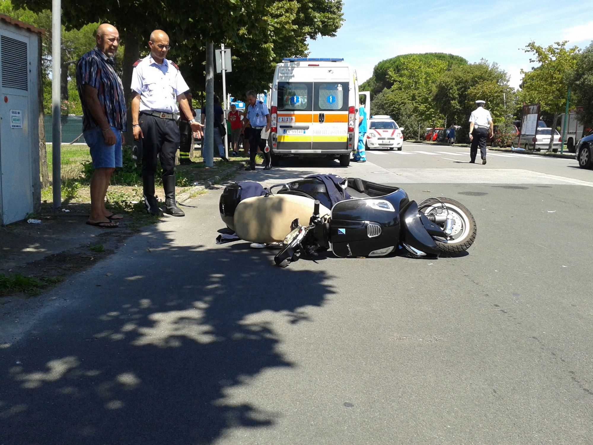 Agganciano una motociclista con l’auto, poi vanno a fare la spesa: fermati due turisti. La giovane grave in ospedale