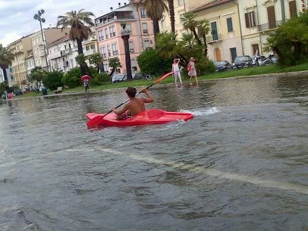 Con la canoa e col materassino in passeggiata a Viareggio