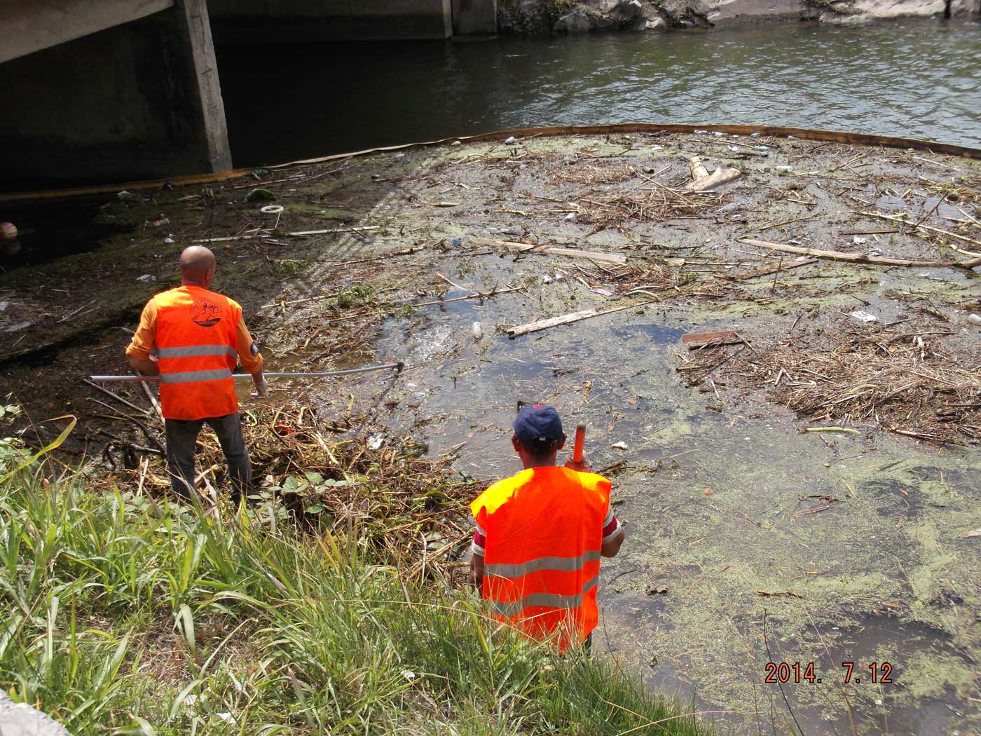 Via i rifiuti dalla Fossa dell’Abate, le barriere galleggianti fermano lo sporco