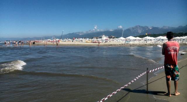 Il mare si mangia la costa a Motrone, la corrente mette in pericolo i bagnanti: protestano i turisti
