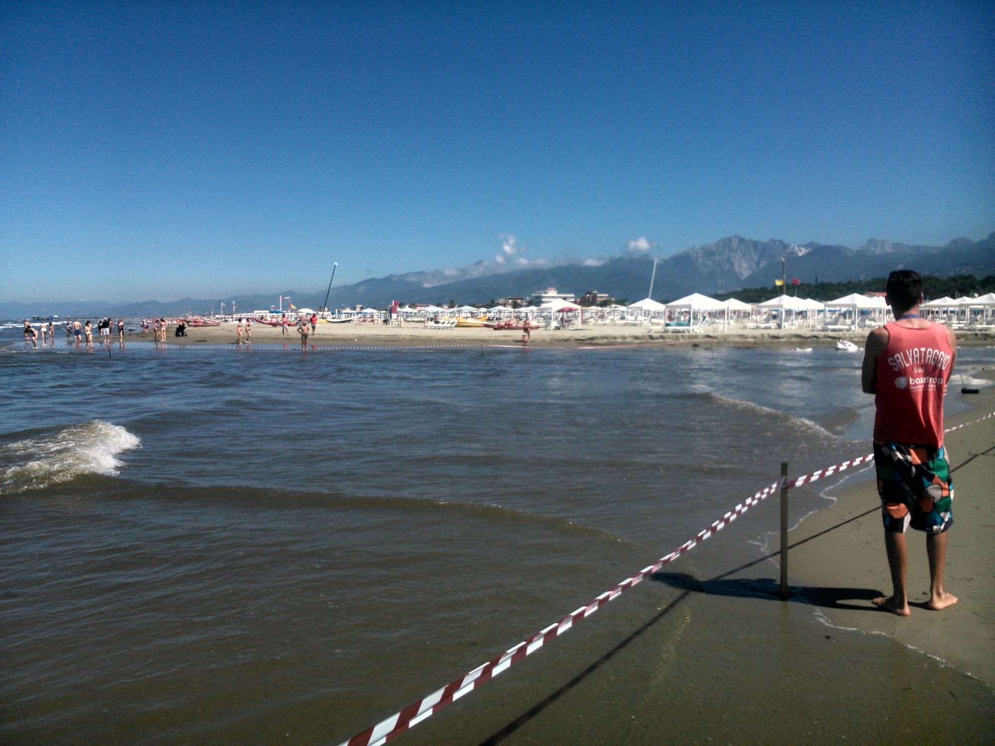 Il mare si mangia la costa a Motrone, la corrente mette in pericolo i bagnanti: protestano i turisti