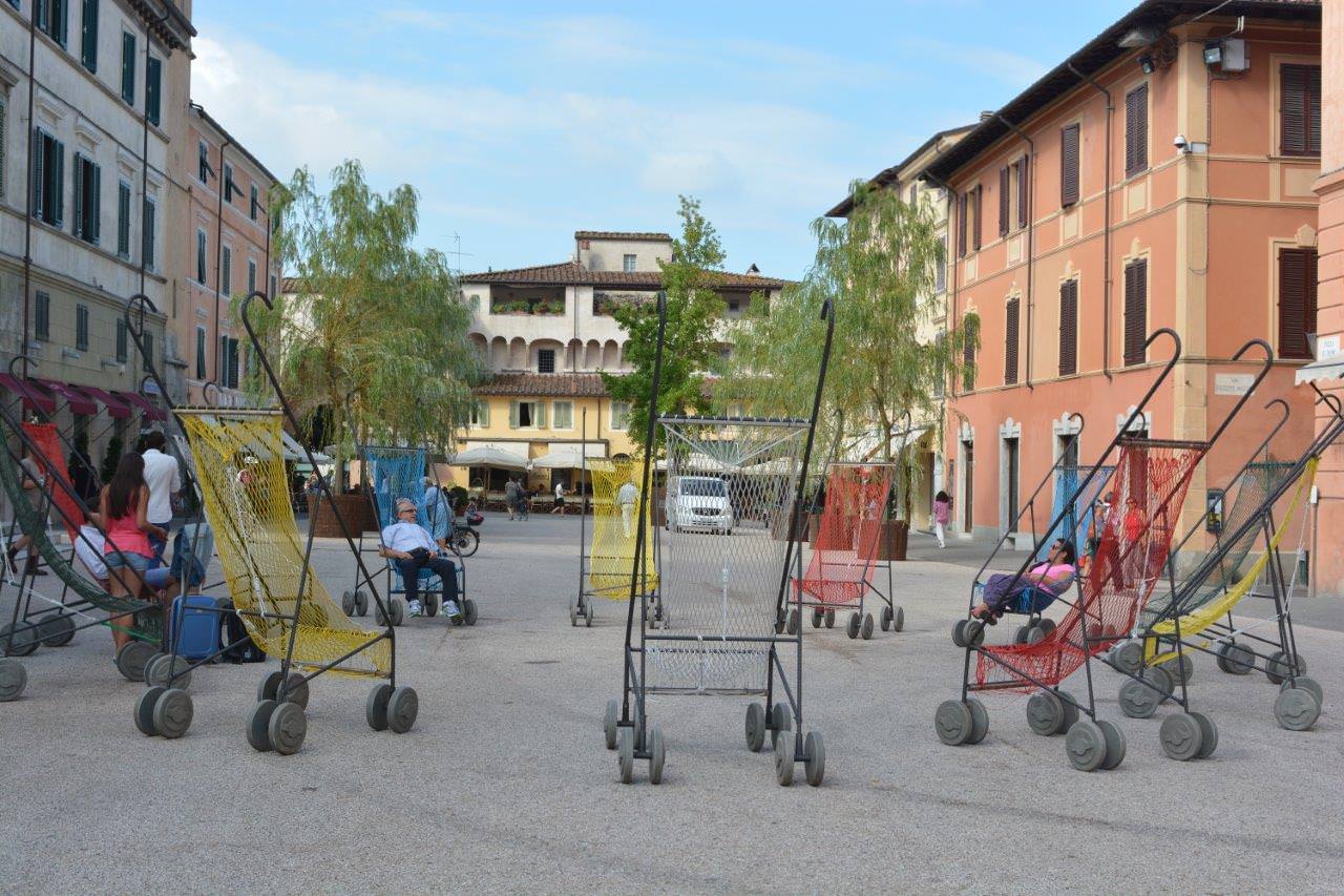 Passeggini come comode panchine e curiosità in mostra