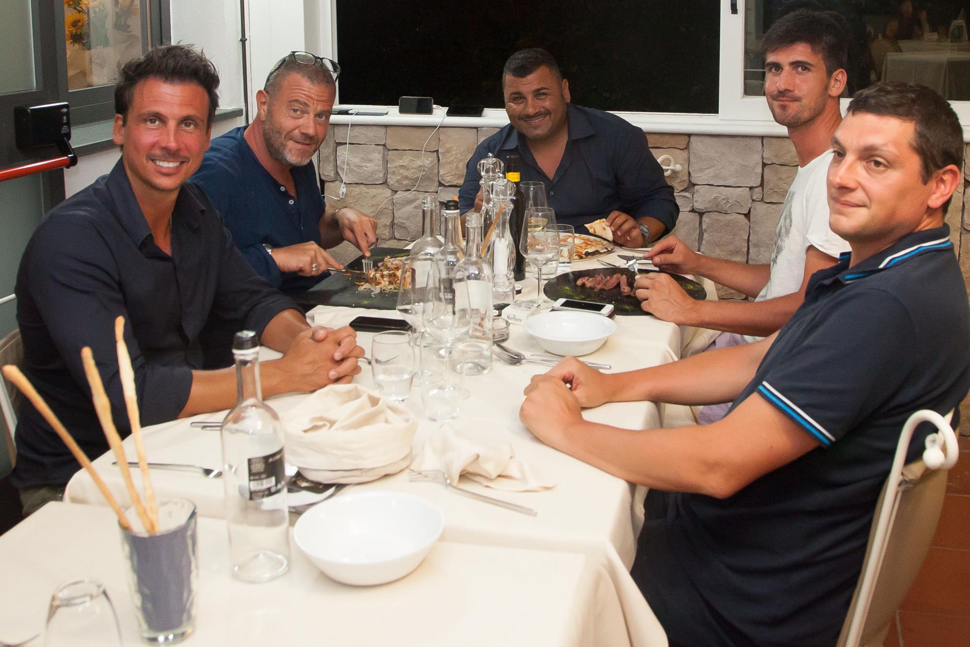 Giulio Golia, Augusto De Megni e Sergio Friscia. Parata di vip al ristorante “Duca di Bacco”