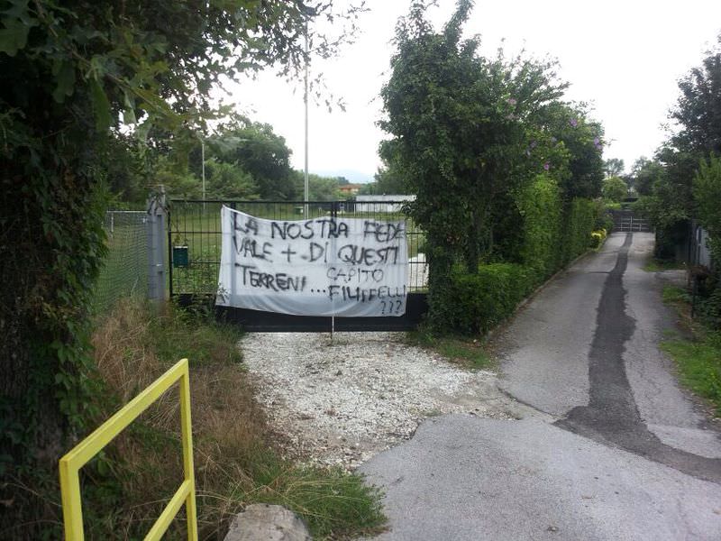 “La nostra fede vale più di questi terreni”. Striscione al Centro Sportivo del Viareggio