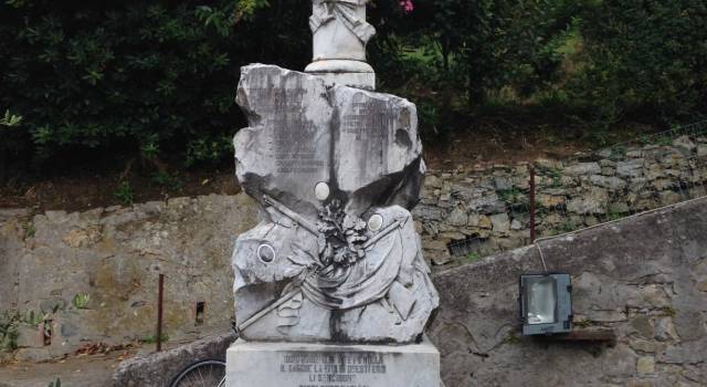 Cippo marmoreo della Prima Guerra Mondiale in malora: &#8220;intervenite per restaurarlo&#8221;