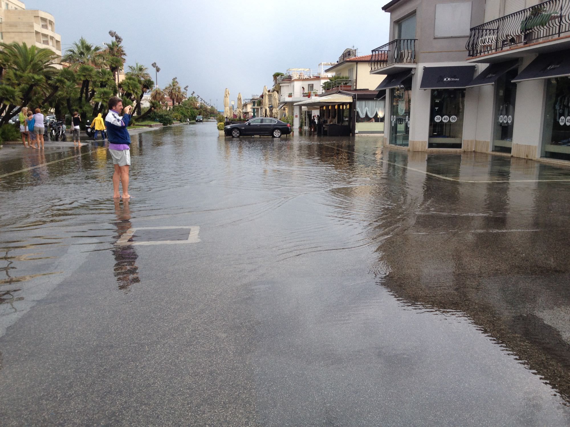 Nubifragio a Viareggio: allagamenti e disagi in tutta la città. Le foto