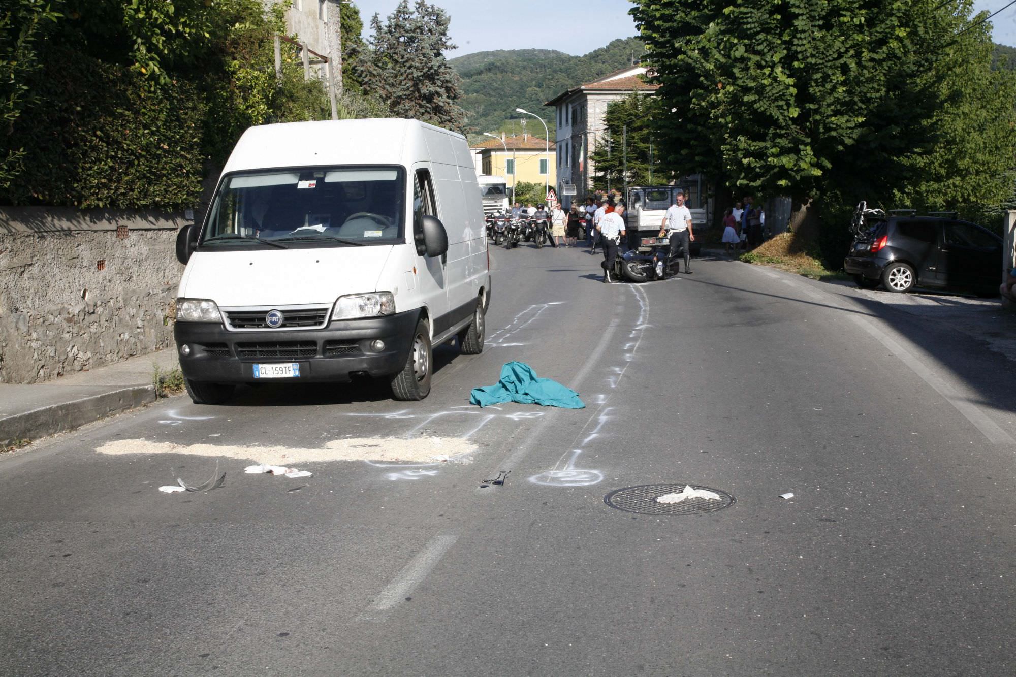Incidente stradale sulla Sarzanese, muore centauro finito contro un furgone
