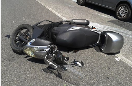 Ancora un incidente sulla via Sarzanese: ferito un motociclista (foto)