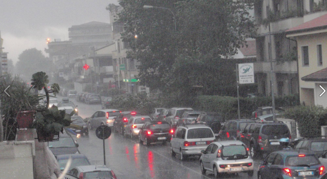 Traffico in tilt a Viareggio tra pioggia e chiusura del ponte girante in Darsena