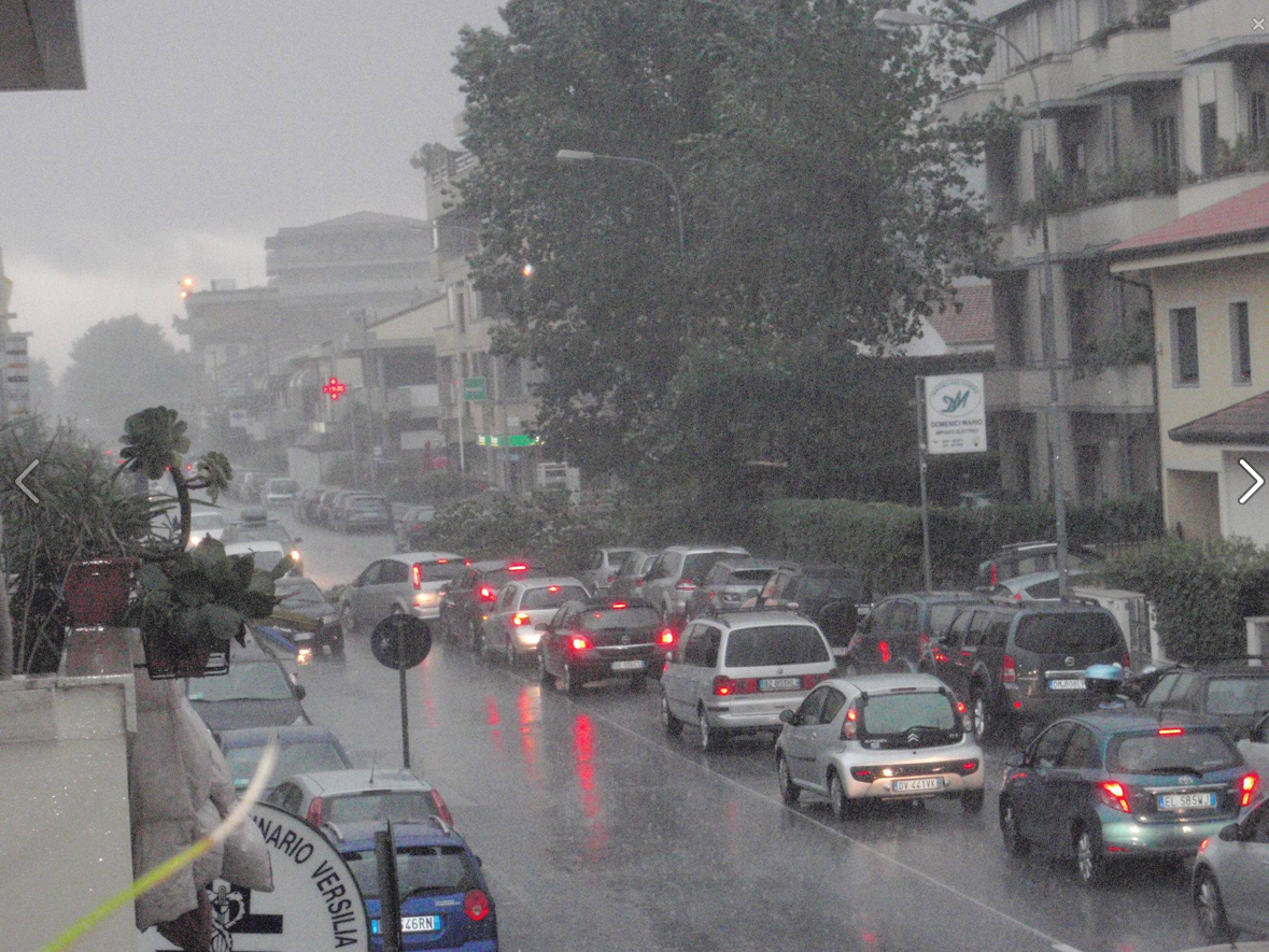 Traffico in tilt a Viareggio tra pioggia e chiusura del ponte girante in Darsena