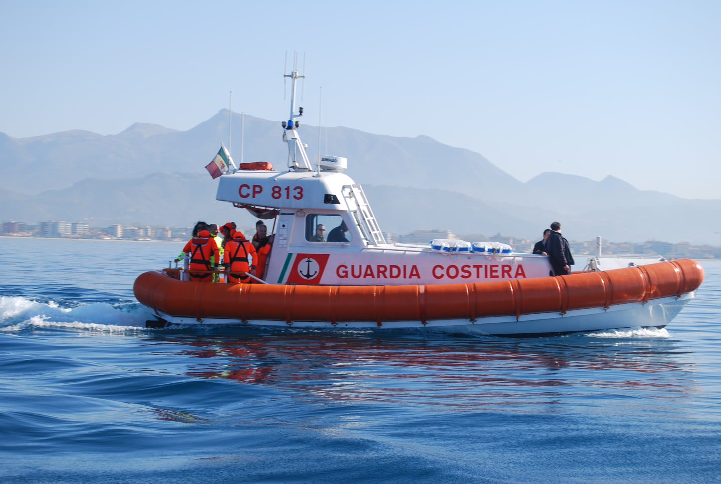 Rimangono con il motore in avaria a 500 metri dalla costa, li salva la Guardia Costiera