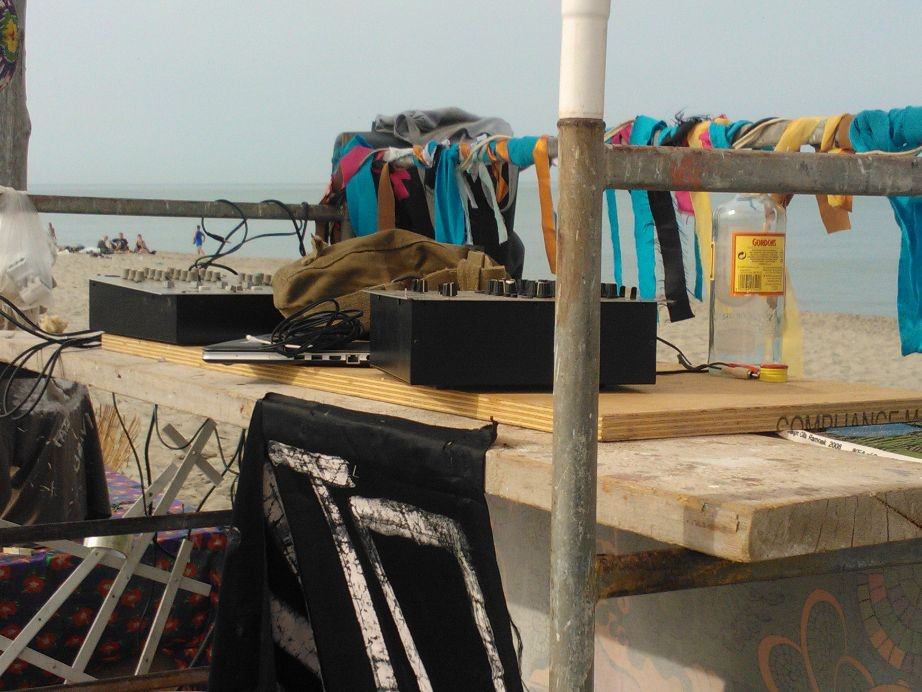 Feste non autorizzate in spiaggia, vandalismi  e abusivismo: week end di multe in Versilia