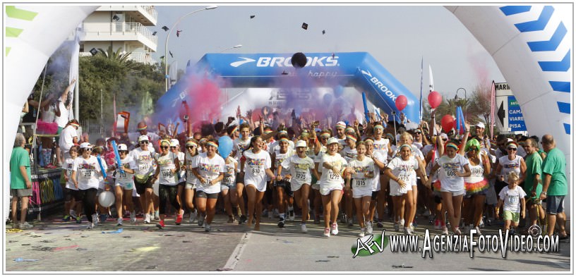 Una folla in festa a Marina di Pietrasanta per la Color Run (le foto)