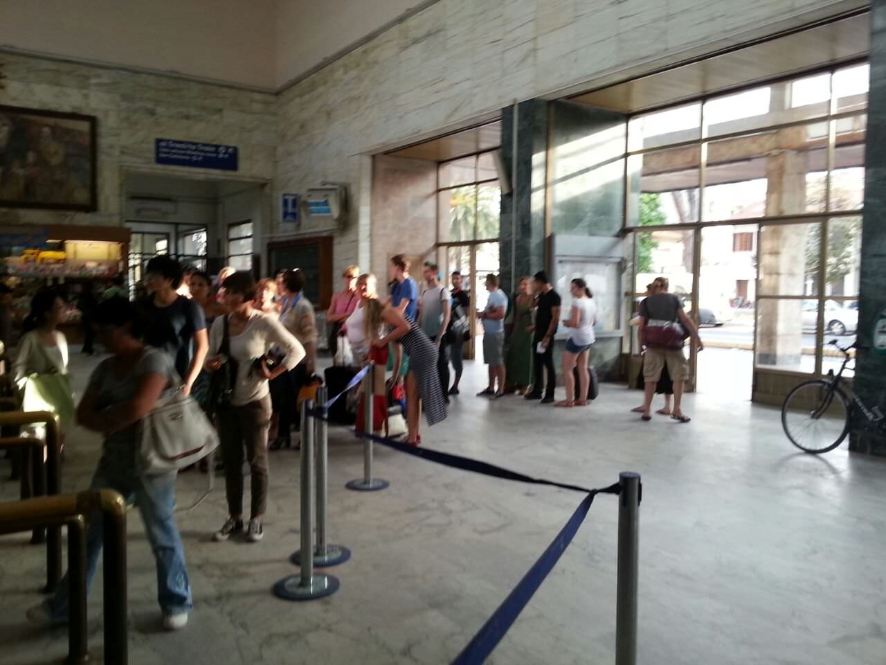 Biglietterie fuori uso alla stazione: code di turisti a Viareggio