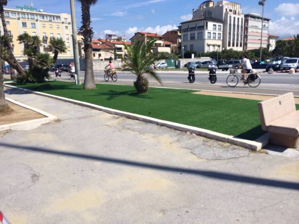 Ubriachi derubano (e picchiano) due ragazzi in Piazza Mazzini