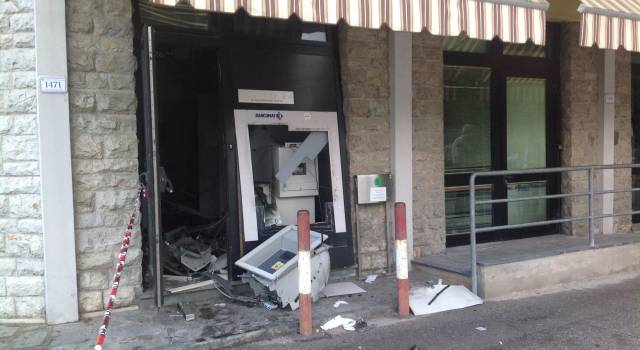 Assalto al bancomat, esplosione nella notte a Bozzano: 50 mila euro il bottino