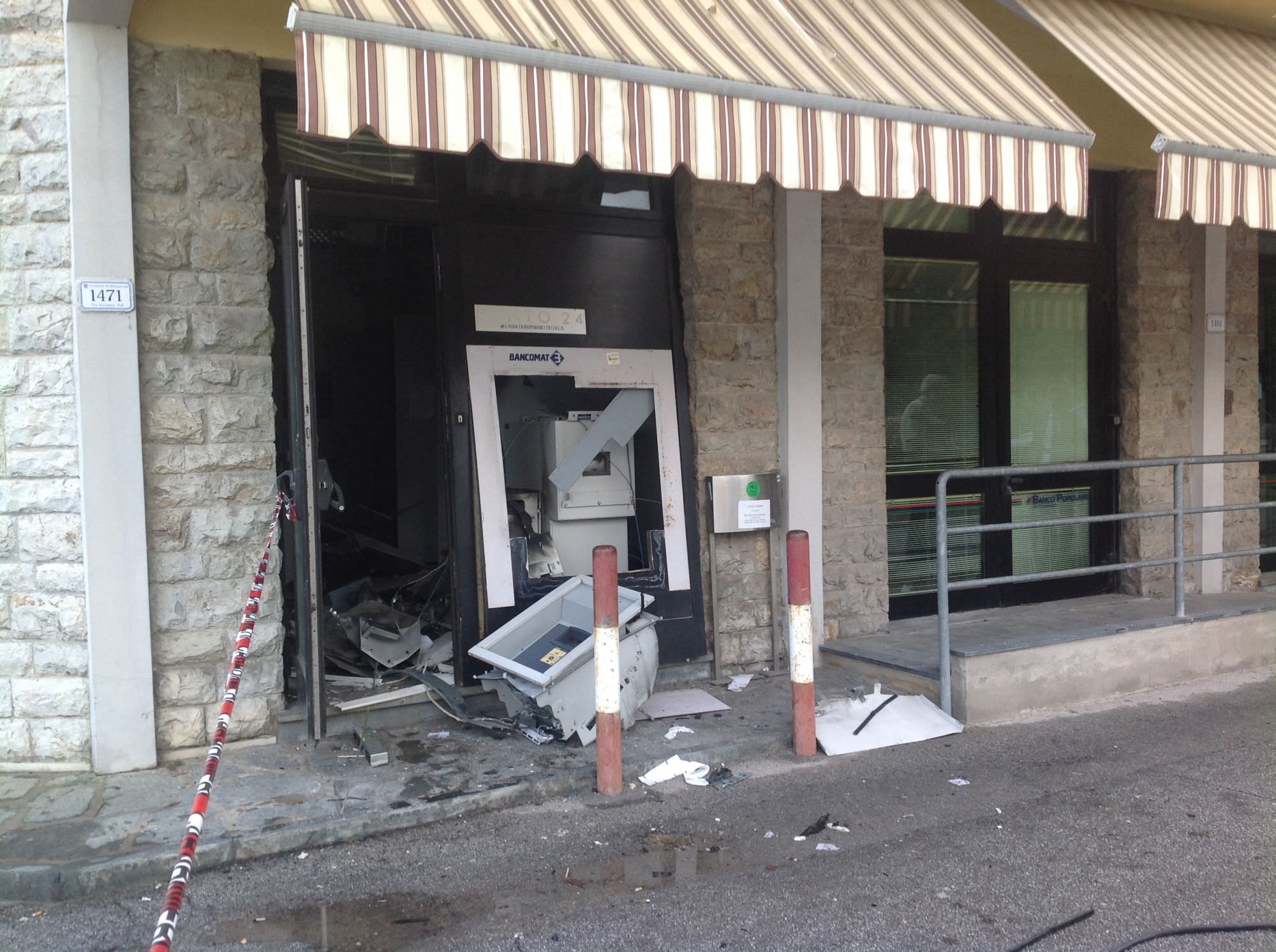 Assalto al bancomat, esplosione nella notte a Bozzano: 50 mila euro il bottino