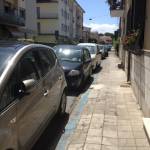 Strisce blu dipinte sui marciapiedi, sul web monta la rabbia di tanti viareggini 1 Foto Versiliatoday