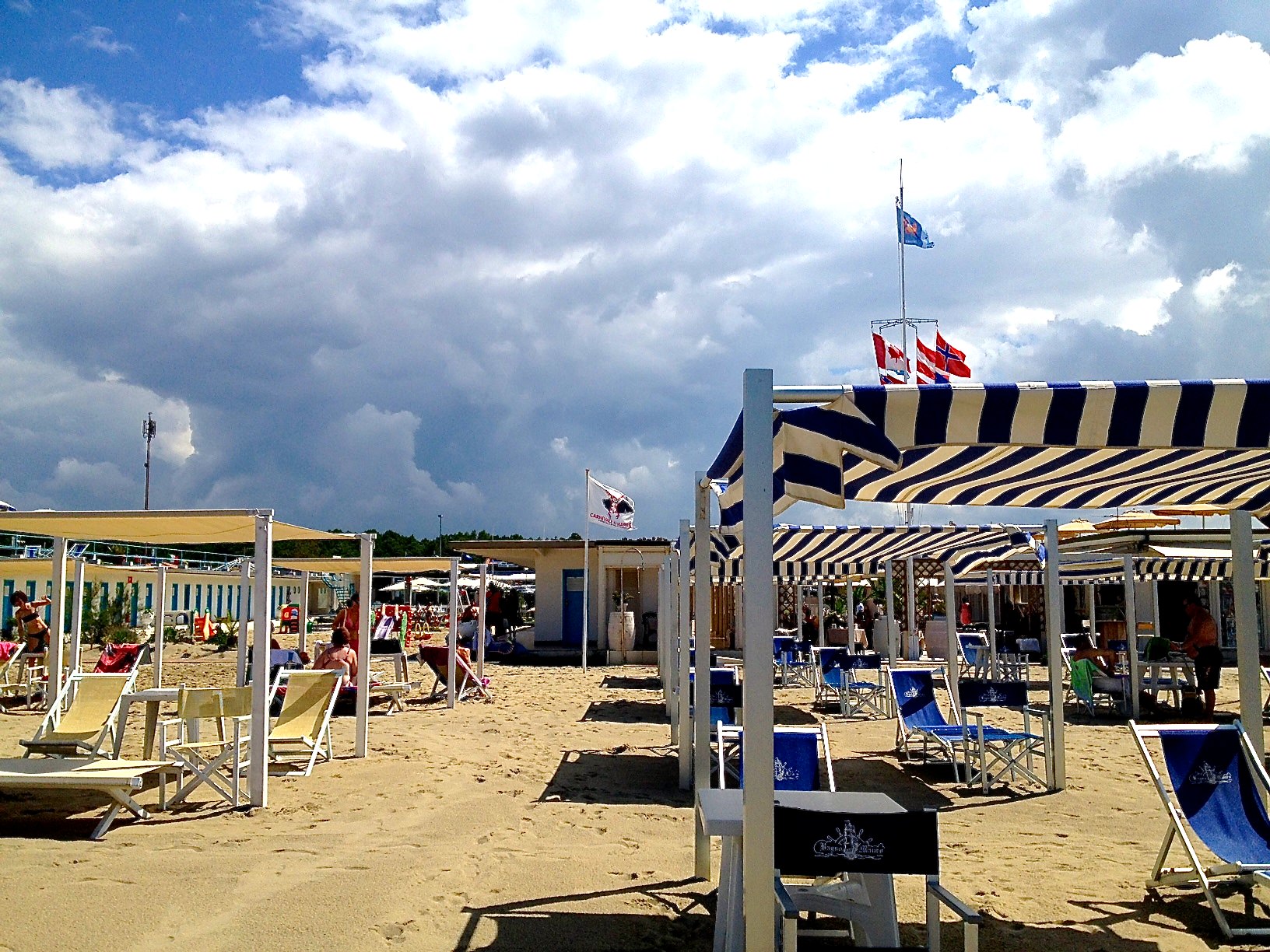 Gira col coltello in spiaggia e crea il panico: un arresto in Darsena