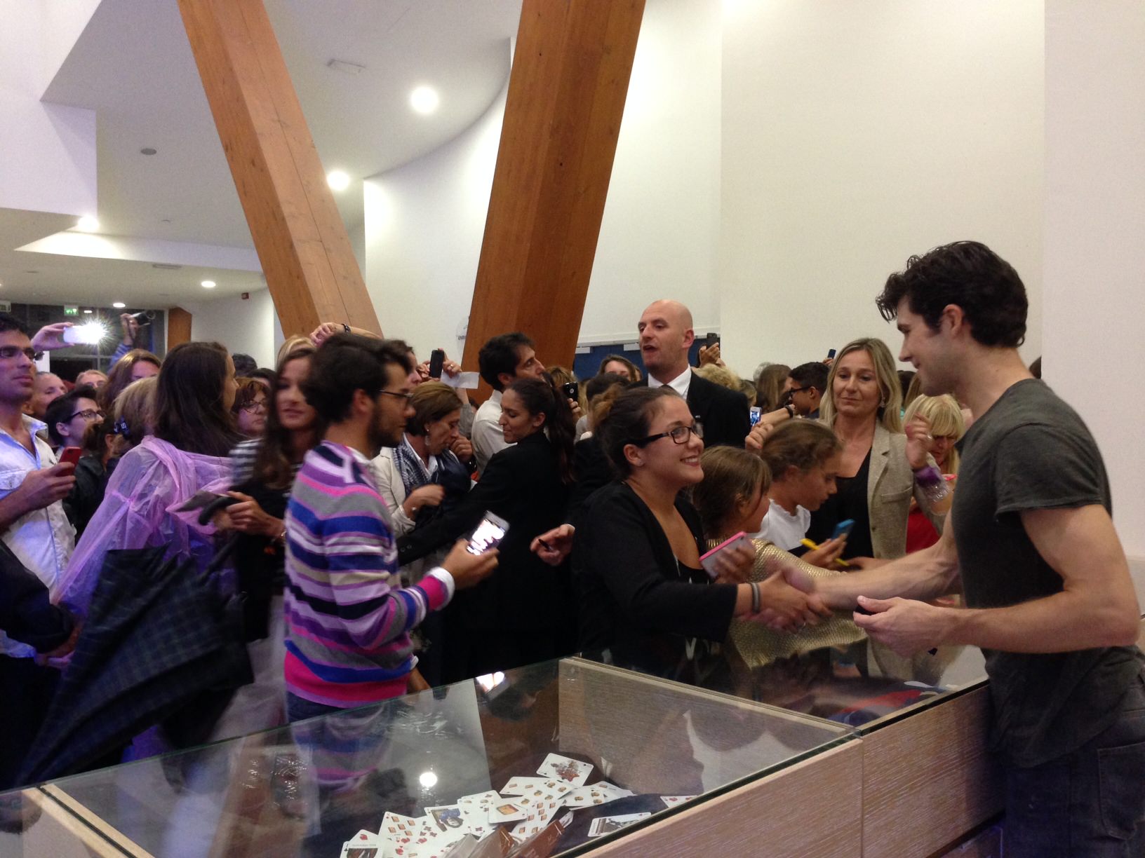 Spettacolo annullato a Torre del Lago, Roberto Bolle firma autografi ai fan