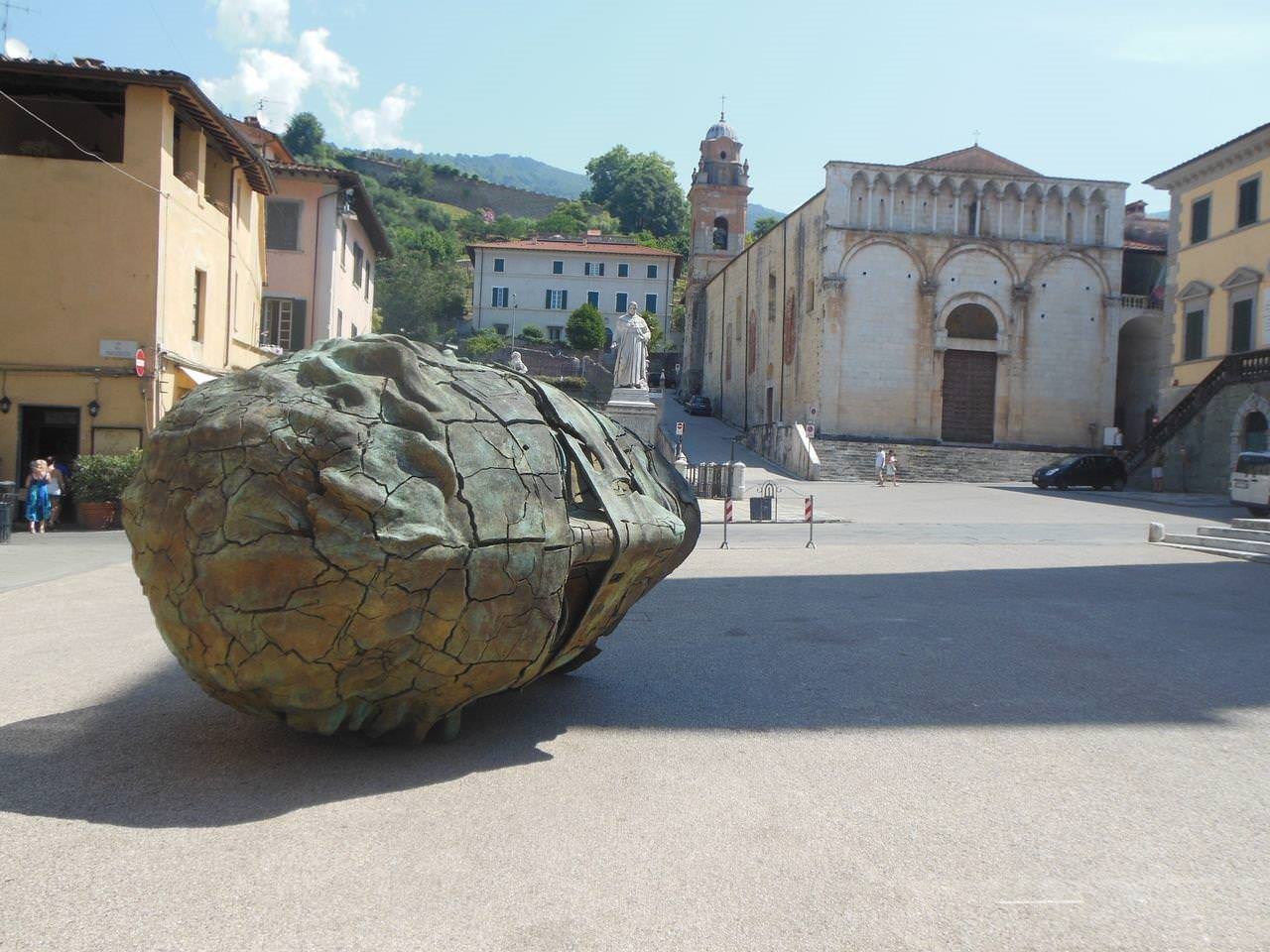 Chiudono Homo Faber e “Il Volo della Fenice”. In piazza Duomo resteranno qualche giorno in più le sculture