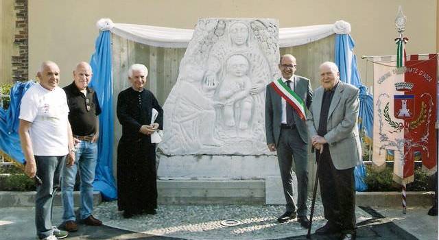 Lo scultore camaiorese Ivano Vecoli dona una scultura alla scuola di Colnago