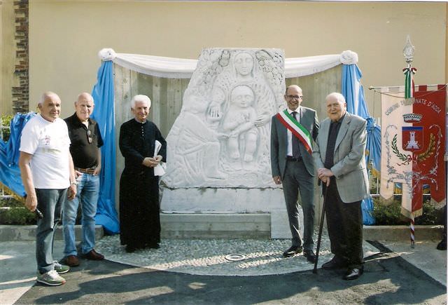 Lo scultore camaiorese Ivano Vecoli dona una scultura alla scuola di Colnago