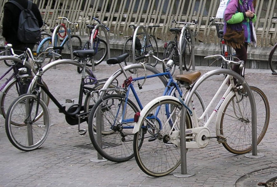 Stalli ad arco alla stazione per legare le biciclette in sicurezza, la proposta di BiciAmici