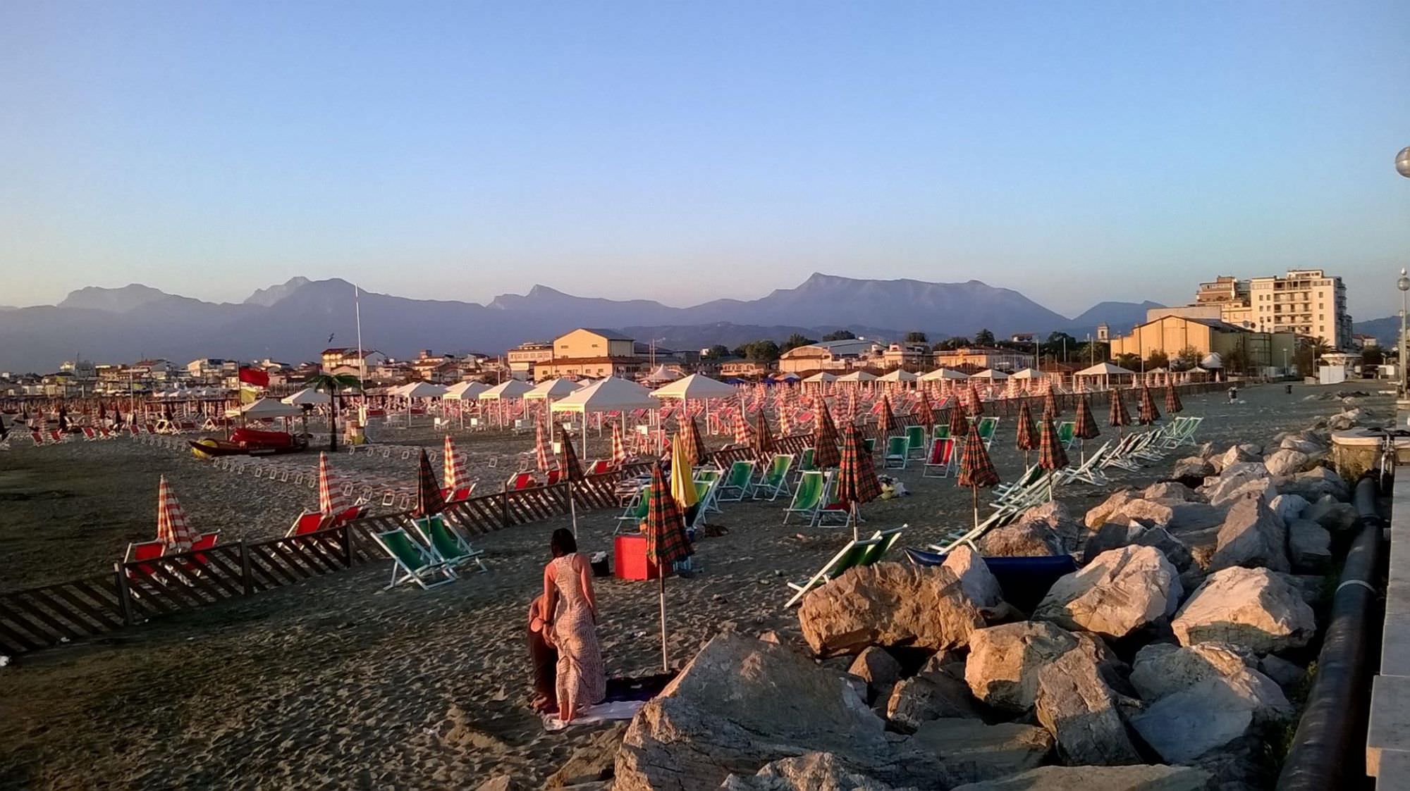 “La giunta Betti elimina l’unico tratto di spiaggia libera in Passeggiata”