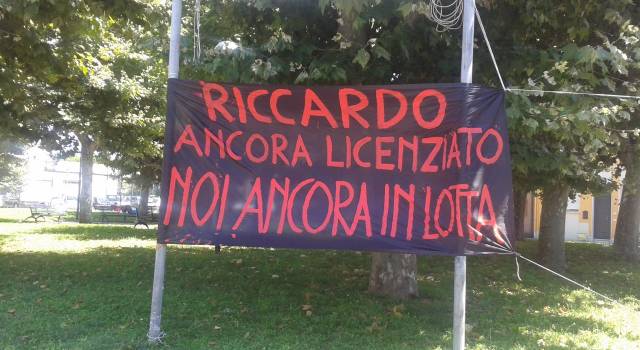 &#8220;Riccardo ancora licenziato, noi ancora in lotta&#8221;: striscione di solidarietà per Antonini