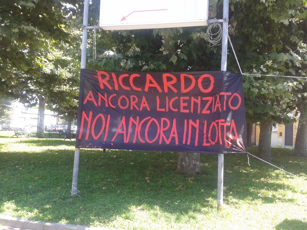 “Riccardo ancora licenziato, noi ancora in lotta”: striscione di solidarietà per Antonini