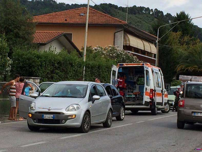 Tamponamento a catena sulla via Sarzanese